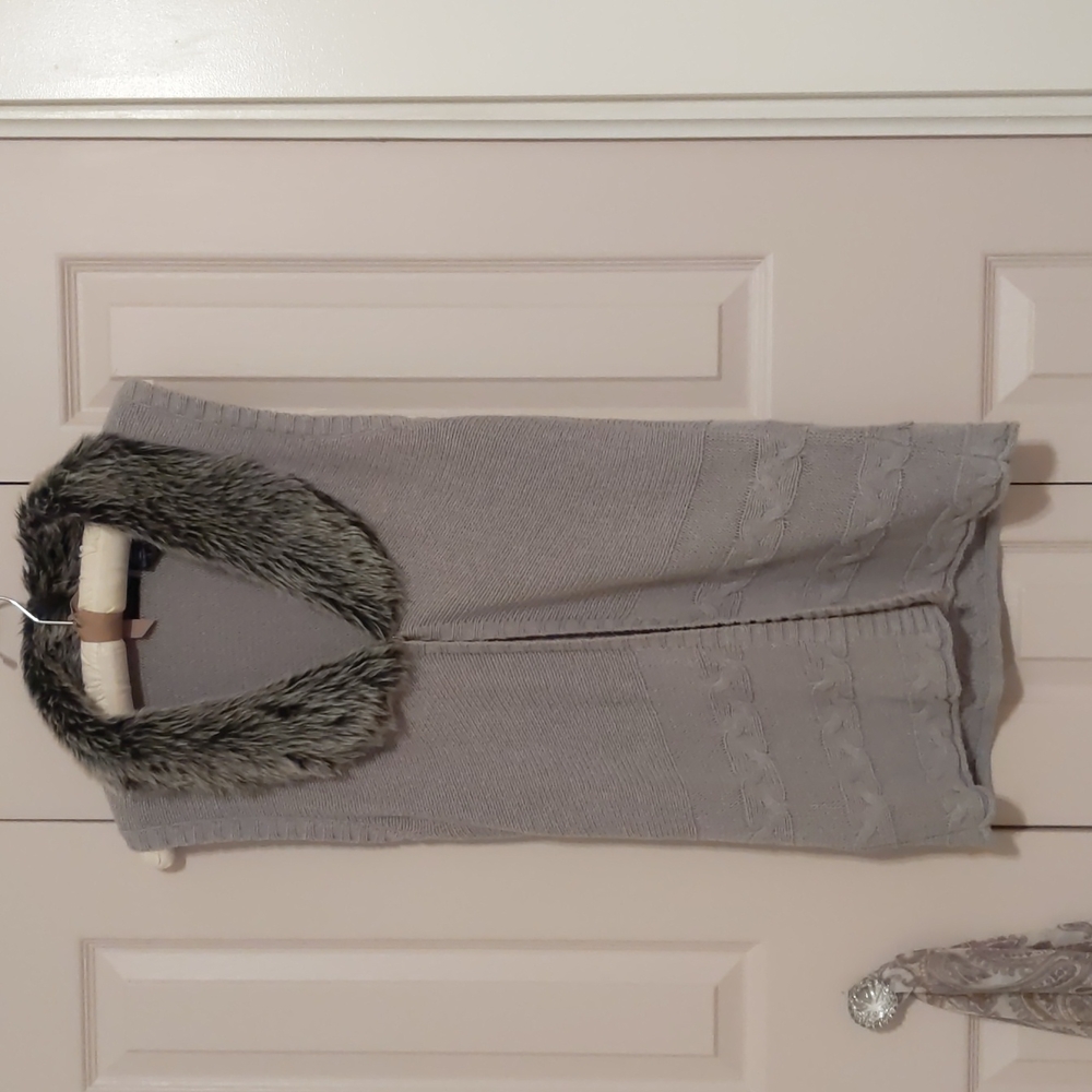 Long sweater vest with faux fur collar